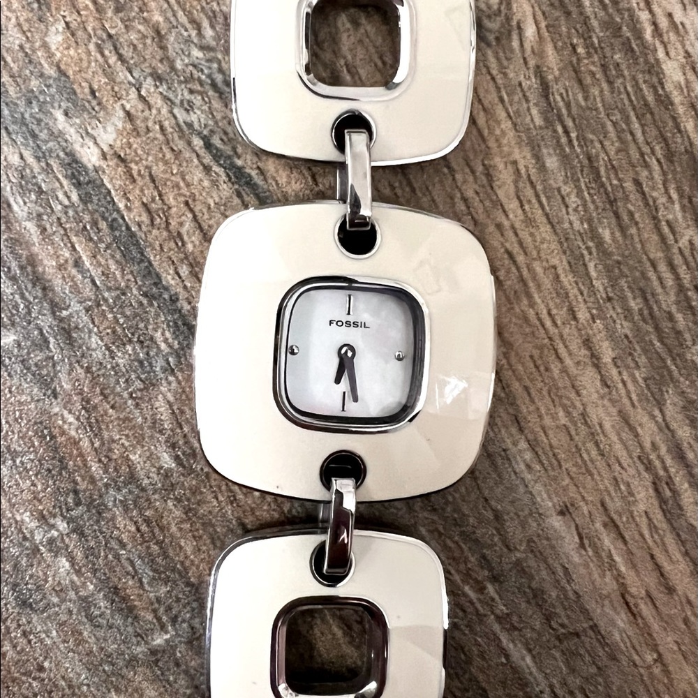 Fossil Brand Mother of Pearl Bezel/Silvertone Womens Watch
